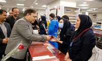 اهدای گل به رسم قدردانی از پرستاران به مناسب روز پرستار