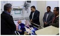 عیادت رئیس دانشگاه علوم پزشکی سبزوار از مادر شهید بستری در بیمارستان واسعی