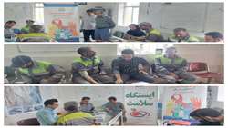 در پنجمین روز از هفته سلامت خدمات غربالگری بیماری فشارخون و بیماری اچ آی وی / ایدز ویژه نیروی سازمان پسماند شهرداری انجام شد 
